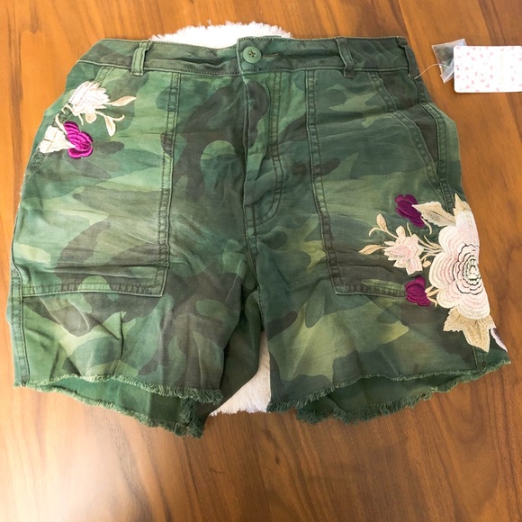 Delist 4/30‼️Free People Embroidered Floral Shorts - Picture 3 of 7
